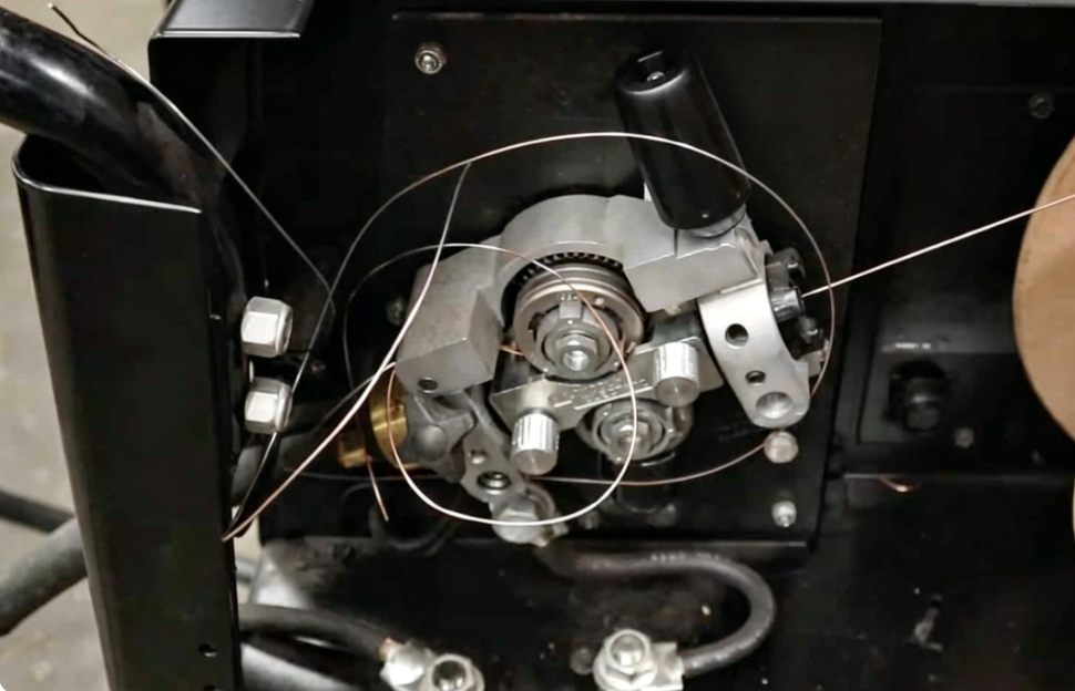 Why Your Stainless MIG Wire Keeps Bird-Nesting: Contact Tip Secrets for Carbon Steel vs. Stainless