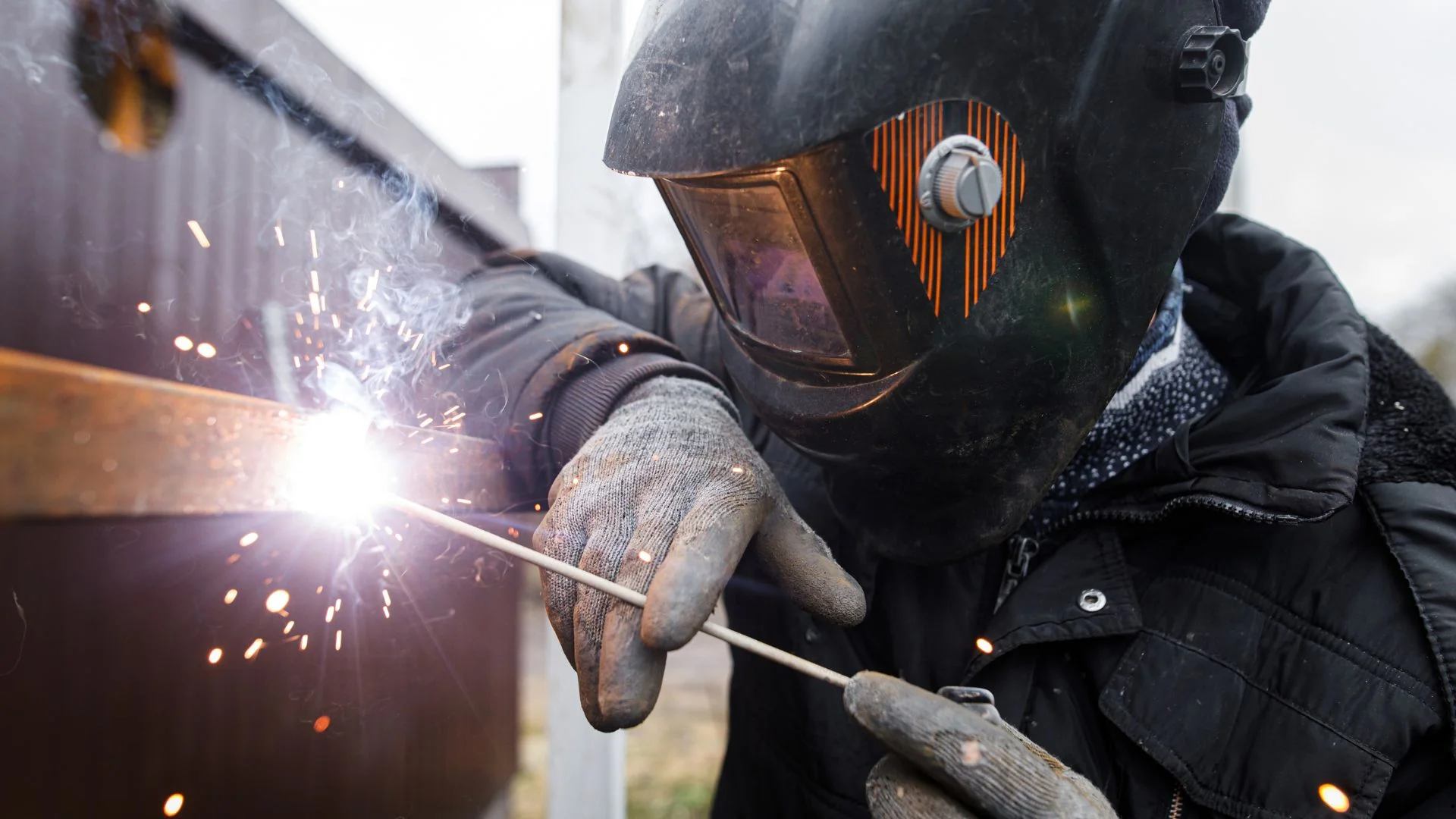 Burn Tough Electrodes Effortlessly with High OCV Decapower MMA Welders