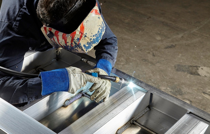 Double pulse MIG welding machine for thin aluminum fabrication