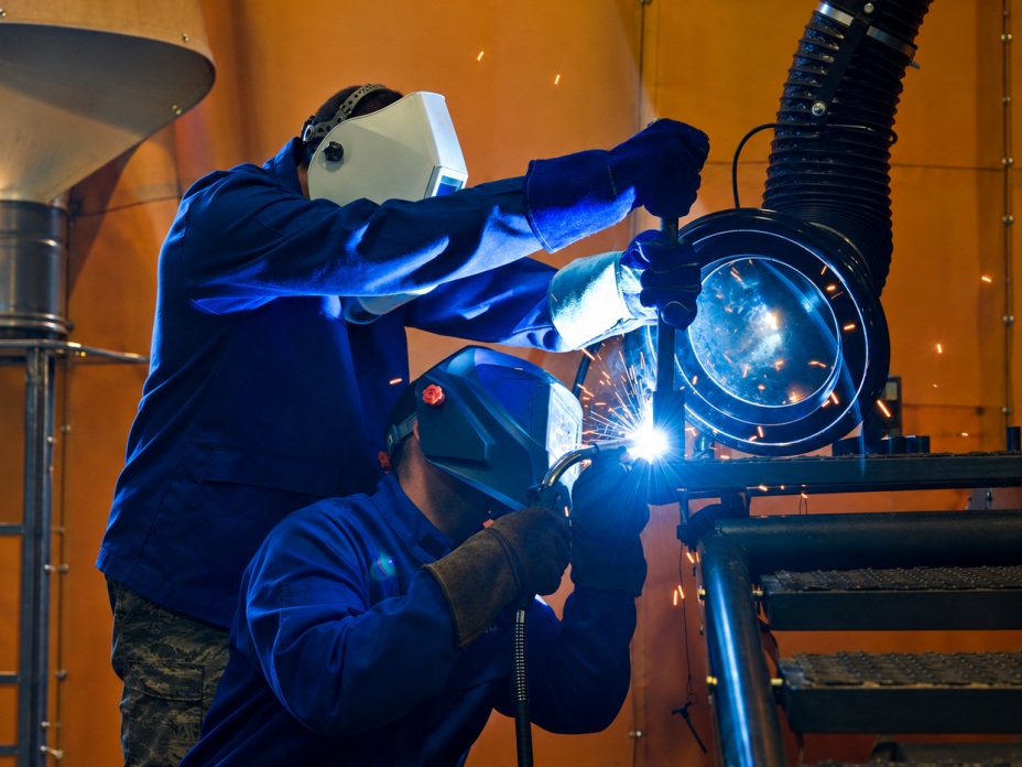 Industrial MIG welding with Decapower double pulse technology for ROI