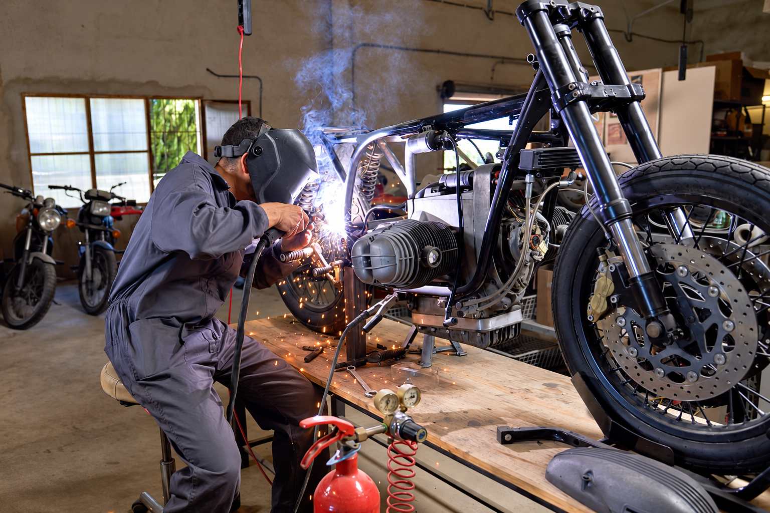 Decapower EASY TIG 200 for precision motorcycle frame welding